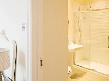 Manor By The Lake Cheltenham 4*,