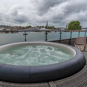 Penthouse With Hot Tub & Views 23 Cheltenham